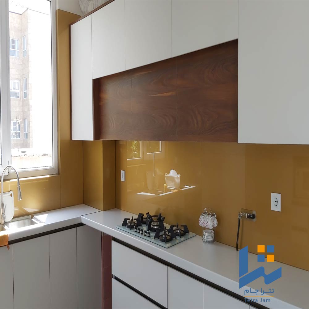 پوشش فضای بین کابینت با شیشه رنگی طلایی