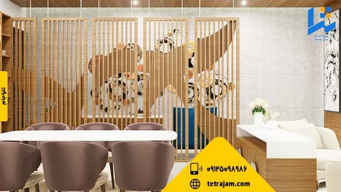 پاراوان طرح دار در یک اتاق